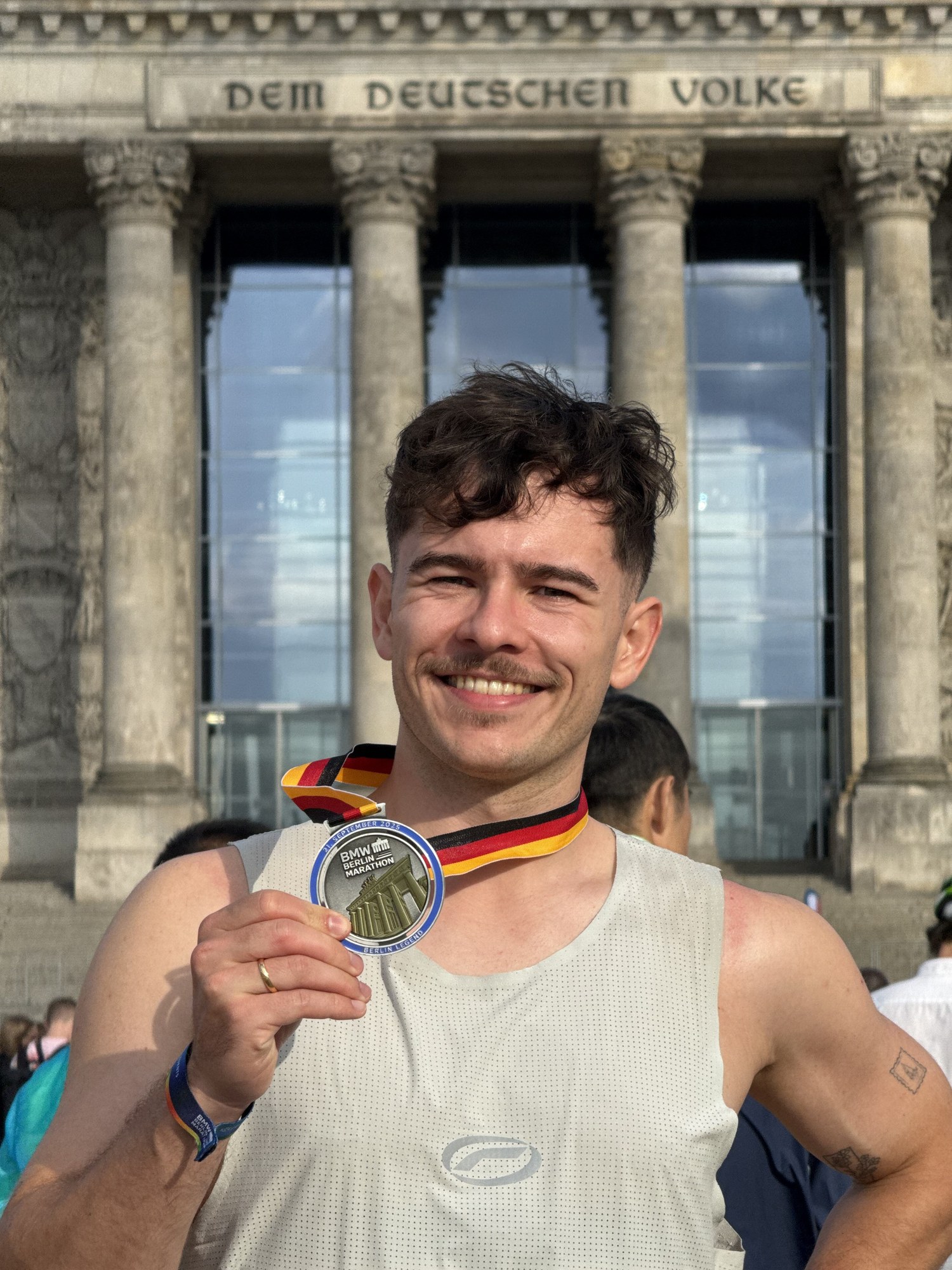Mit Finisher-Medaille, Berlin-Marathon